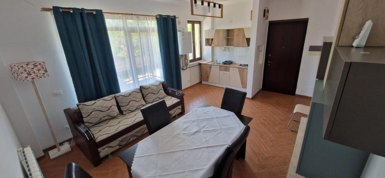 Casa Francesca Lägenhet Comanesti  Exteriör bild